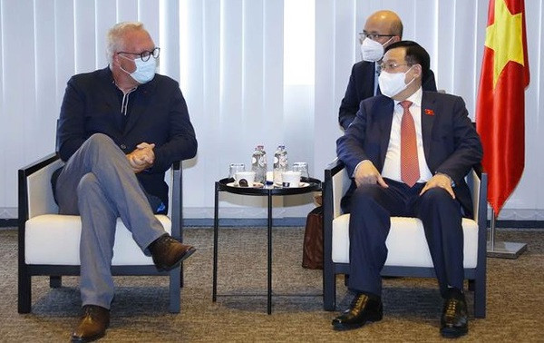 Le président de l’AN Vuong Dinh Huê rencontre le président du Parti du travail de Belgique ảnh 1 Le président de l’AN Vuong Dinh Huê rencontre le président du Parti du travail de Belgique ảnh 1