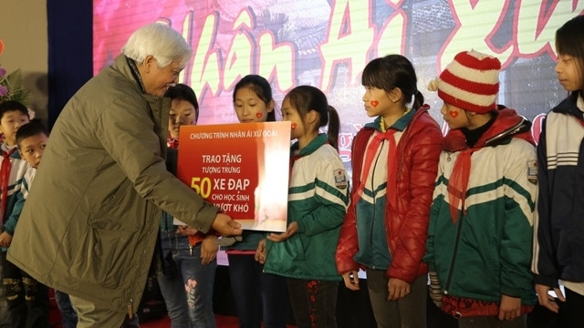 Cadeaux du Têt pour les pauvres de Hanoi ảnh 1 Cadeaux du Têt pour les pauvres de Hanoi ảnh 1