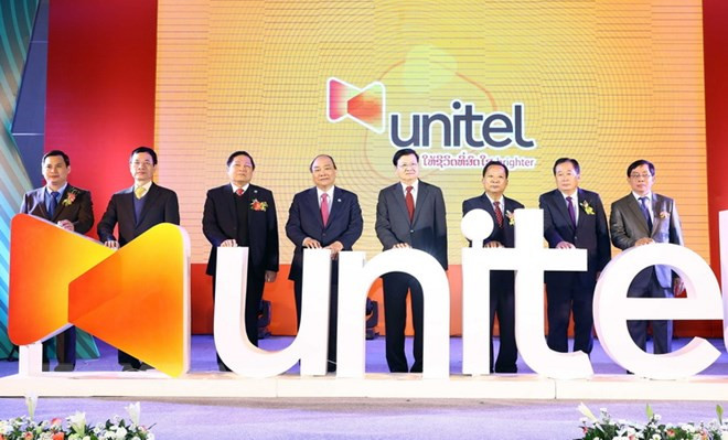 Les Premiers ministres vietnamien et laotien visitent le siège de Start Telecom ảnh 1 Les Premiers ministres vietnamien et laotien visitent le siège de Start Telecom ảnh 1