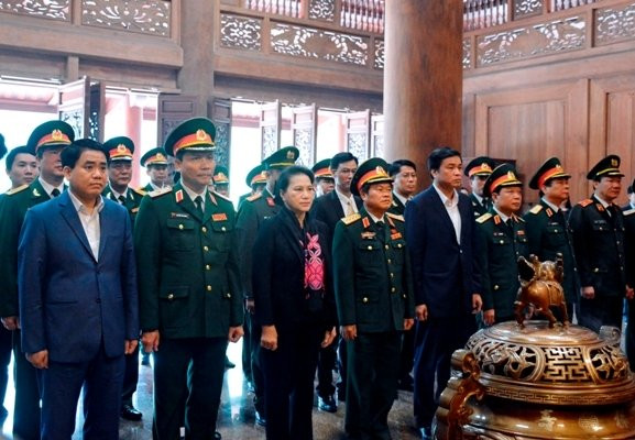 La présidente de l'AN offre de l'encens au Président Ho Chi Minh au site K9 ảnh 1 La présidente de l'AN offre de l'encens au Président Ho Chi Minh au site K9 ảnh 1