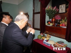 Des dirigeants vietnamiens rendent hommage au Président Ho Chi Minh ảnh 1 Des dirigeants vietnamiens rendent hommage au Président Ho Chi Minh ảnh 1