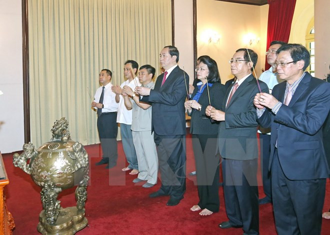 Des dirigeants vietnamiens rendent hommage au Président Ho Chi Minh ảnh 2 Des dirigeants vietnamiens rendent hommage au Président Ho Chi Minh ảnh 2