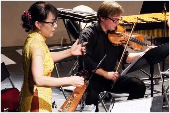 Le son du dan bau résonne à Prague ảnh 1