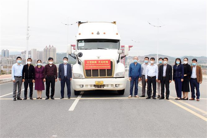 COVID-19 : le Guangxi (Chine) accorde des dons à des localités vietnamiennes ảnh 1