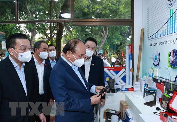 Le chef de l’Etat visite deux entreprises gérées par des personnes âgées ảnh 2 Le chef de l’Etat visite deux entreprises gérées par des personnes âgées ảnh 2