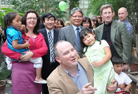 Plus de 14.500 enfants ont été adoptés entre 2011 et 2015 ảnh 1