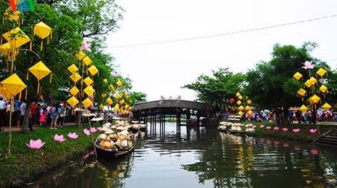Le marché nocturne de Huê et son célèbre pont ảnh 1