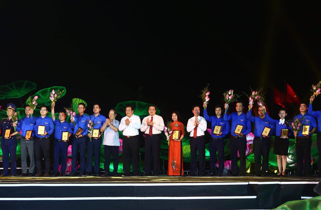 Distinction des 50 ouvrages de jeunes suivant les paroles de l’Oncle Hô ảnh 1