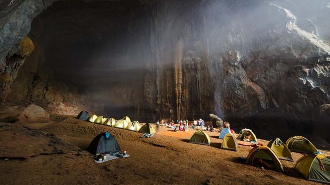 La grotte de Son Doong parmi les campings les plus impressionnants du monde ảnh 1
