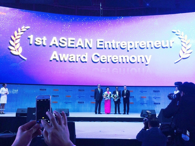 Une femme vietnamienne reçoit le Prix d'"Entrepreneur de l'ASEAN 2016" ảnh 1 Une femme vietnamienne reçoit le Prix d'"Entrepreneur de l'ASEAN 2016" ảnh 1