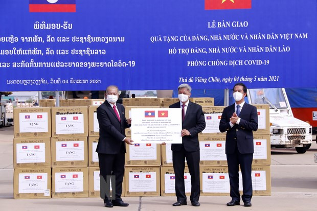 COVID-19: Le Vietnam accorde 500.000 dollars au Laos ảnh 1 COVID-19: Le Vietnam accorde 500.000 dollars au Laos ảnh 1