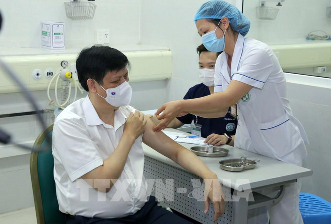 Covid-19 : sécurité maximale pour la campagne de vaccination déployée au Vietnam ảnh 2