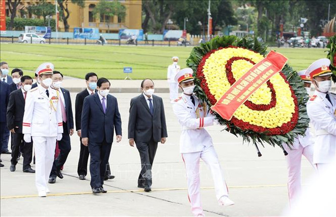 Des dirigeants rendent hommage au Président Hô Chi Minh ảnh 2 Des dirigeants rendent hommage au Président Hô Chi Minh ảnh 2