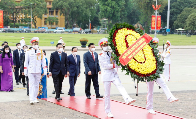 Des dirigeants rendent hommage au Président Hô Chi Minh ảnh 5 Des dirigeants rendent hommage au Président Hô Chi Minh ảnh 5