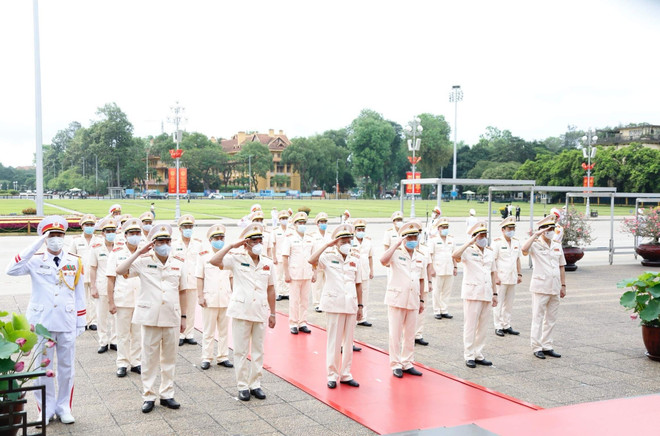 Des dirigeants rendent hommage au Président Hô Chi Minh ảnh 6 Des dirigeants rendent hommage au Président Hô Chi Minh ảnh 6