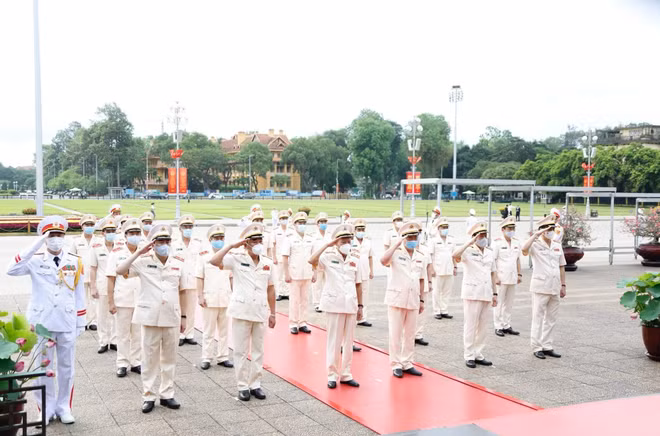 Des dirigeants rendent hommage au Président Hô Chi Minh ảnh 6