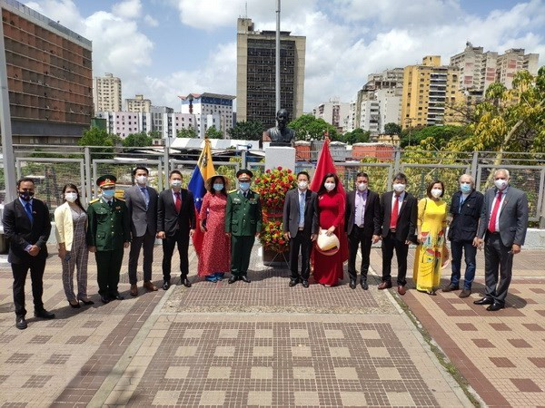 Célébration du 131e anniversaire de la naissance du Président Hô Chi Minh à l’étranger ảnh 3 Célébration du 131e anniversaire de la naissance du Président Hô Chi Minh à l’étranger ảnh 3