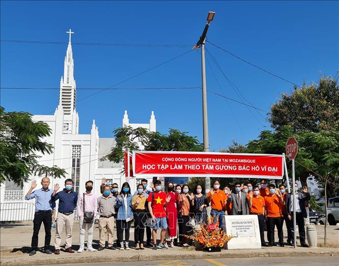 Célébration du 131e anniversaire de la naissance du Président Hô Chi Minh au Mozambique ảnh 2 Célébration du 131e anniversaire de la naissance du Président Hô Chi Minh au Mozambique ảnh 2