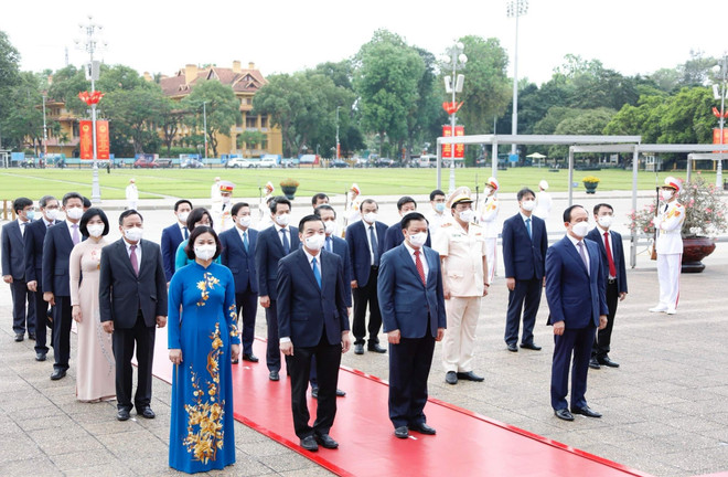 Des dirigeants rendent hommage au Président Hô Chi Minh ảnh 4 Des dirigeants rendent hommage au Président Hô Chi Minh ảnh 4