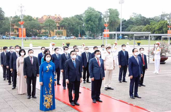 Des dirigeants rendent hommage au Président Hô Chi Minh ảnh 4