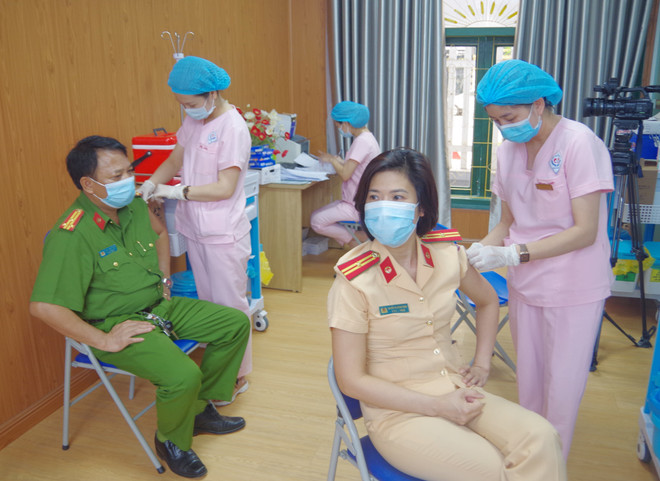Covid-19 : sécurité maximale pour la campagne de vaccination déployée au Vietnam ảnh 1