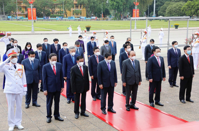 Des dirigeants rendent hommage au Président Hô Chi Minh ảnh 3 Des dirigeants rendent hommage au Président Hô Chi Minh ảnh 3