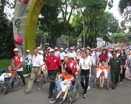 Plus de 5.000 personnes marchent pour les victimes de l'agent orange ảnh 1 Plus de 5.000 personnes marchent pour les victimes de l'agent orange ảnh 1