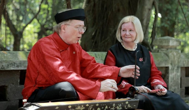 L’Ambassadeur canadien chante une chanson populaire vietnamienne ảnh 1 L’Ambassadeur canadien chante une chanson populaire vietnamienne ảnh 1