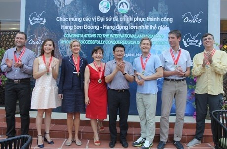 Cinq cents touristes conquièrent avec succès la grotte Son Doong ảnh 3 Cinq cents touristes conquièrent avec succès la grotte Son Doong ảnh 3