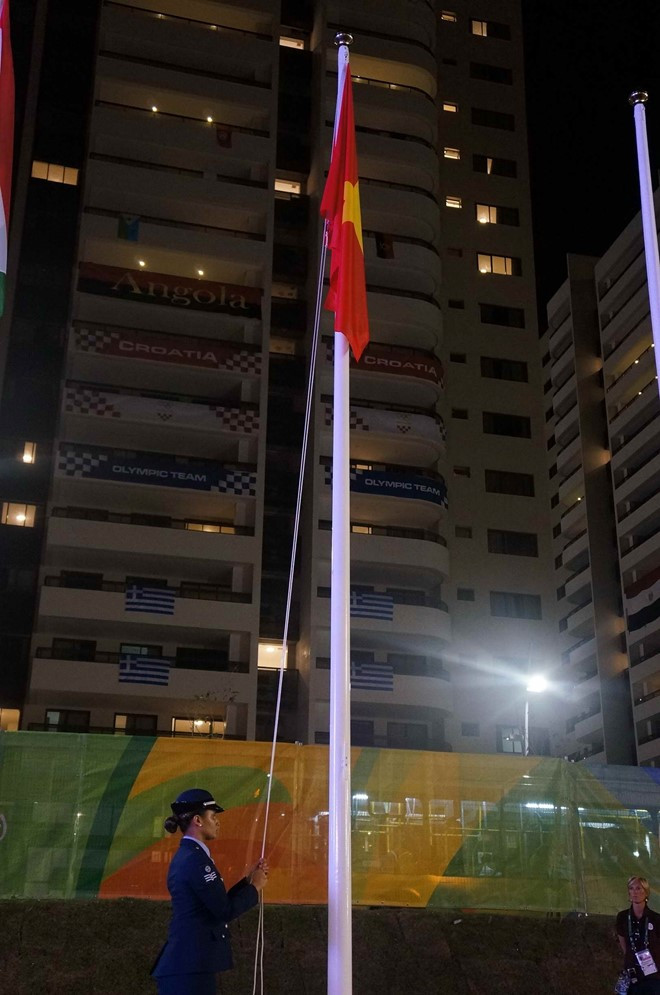 Le drapeau national du Vietnam au village olympique ảnh 1