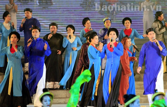 Festival du chant folklorique "vi" et "giam" de Nghê Tinh 2016 ảnh 1 Festival du chant folklorique "vi" et "giam" de Nghê Tinh 2016 ảnh 1