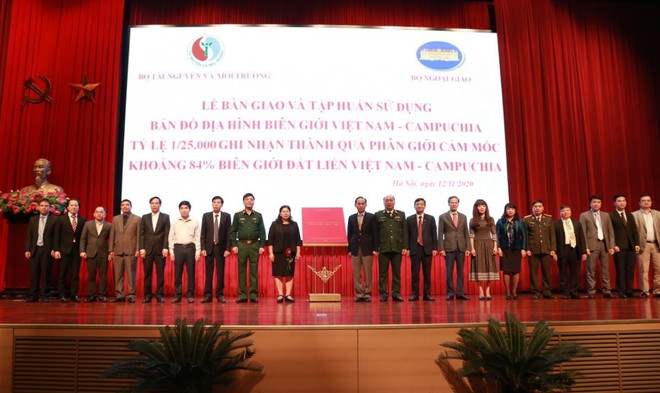 Remise de la carte topographique de la frontière Vietnam-Cambodge aux organes concernés ảnh 1 Remise de la carte topographique de la frontière Vietnam-Cambodge aux organes concernés ảnh 1