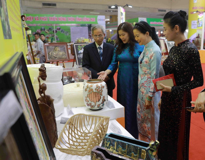 Ouverture de la Foire de villages de métiers et de produits OCOP du Vietnam 2020 à Hanoï ảnh 1 Ouverture de la Foire de villages de métiers et de produits OCOP du Vietnam 2020 à Hanoï ảnh 1