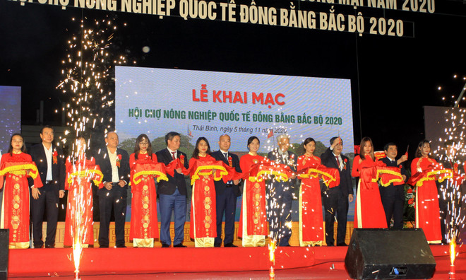 Ouverture de la Foire de villages de métiers et de produits OCOP du Vietnam 2020 à Hanoï ảnh 2 Ouverture de la Foire de villages de métiers et de produits OCOP du Vietnam 2020 à Hanoï ảnh 2