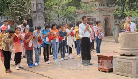 Ninh Binh: pèlerinage d'enseignants et élèves vietnamiens de Thaïlande ảnh 1 Ninh Binh: pèlerinage d'enseignants et élèves vietnamiens de Thaïlande ảnh 1