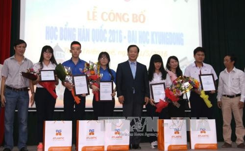 La R. de Corée remet des bourses aux élèves de Thua-Thiên Huê ảnh 1 La R. de Corée remet des bourses aux élèves de Thua-Thiên Huê ảnh 1