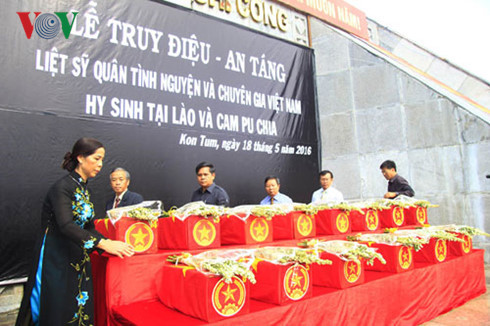 Kon Tum : inhumation des restes de 14 soldats tombés au Laos et au Cambodge ảnh 1 Kon Tum : inhumation des restes de 14 soldats tombés au Laos et au Cambodge ảnh 1