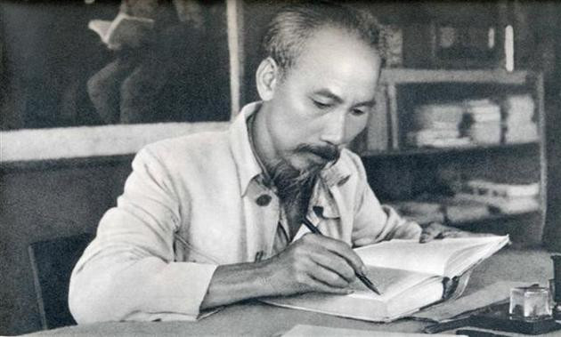Traduction des œuvres du Président Ho Chi Minh en laotien ảnh 1 Traduction des œuvres du Président Ho Chi Minh en laotien ảnh 1