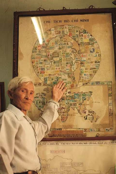 Une effigie en timbres du Président Hô Chi Minh ảnh 1