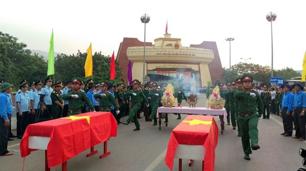 Centre : inhumation des restes de soldats tombés au Laos et au Cambodge ảnh 1 Centre : inhumation des restes de soldats tombés au Laos et au Cambodge ảnh 1