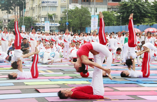 La Journée internationale du yoga s’étire à travers le Vietnam ảnh 1