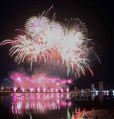 L'équipe française remporte le festival international de feux d'artifice de Da Nang 2023 ảnh 1 L'équipe française remporte le festival international de feux d'artifice de Da Nang 2023 ảnh 1