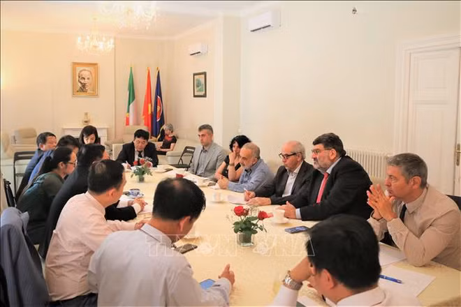 Table ronde sur la voie du Vietnam vers le socialisme ảnh 1