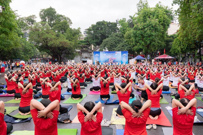La Journée internationale du yoga s’étire à travers le Vietnam ảnh 2