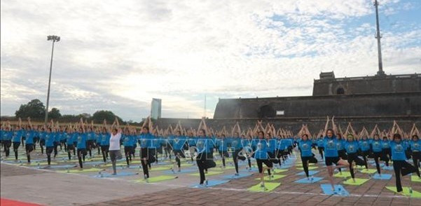 Thua Thien-Hue : plus de 1.000 personnes participent à la 9e Journée internationale du yoga ảnh 1