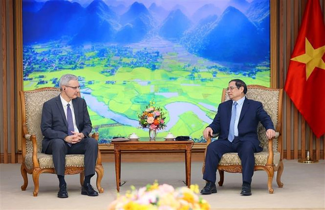Le Premier ministre reçoit l’ambassadeur de France au Vietnam ảnh 2