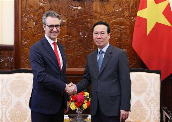 Le président Vo Van Thuong reçoit le chef de la Délégation de l’UE au Vietnam ảnh 1 Le président Vo Van Thuong reçoit le chef de la Délégation de l’UE au Vietnam ảnh 1
