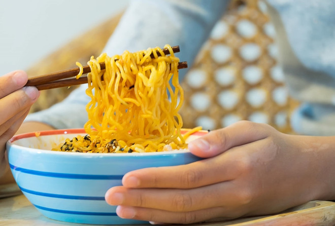 Les Vietnamiens sont les plus gros consommateurs de nouilles instantanées au monde ảnh 1