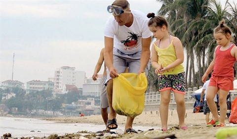Un groupe bénévole étranger nettoie la plage de Nha Trang ảnh 1 Un groupe bénévole étranger nettoie la plage de Nha Trang ảnh 1