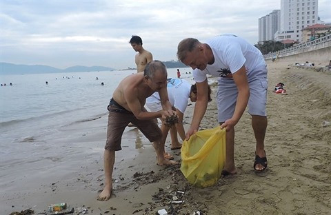 Un groupe bénévole étranger nettoie la plage de Nha Trang ảnh 2 Un groupe bénévole étranger nettoie la plage de Nha Trang ảnh 2